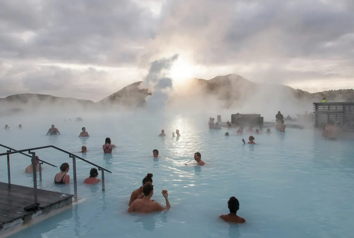 İslandiyada vulkan püskürməsi təhlükəsinə görə kurort zonası bağlandı - FOTO